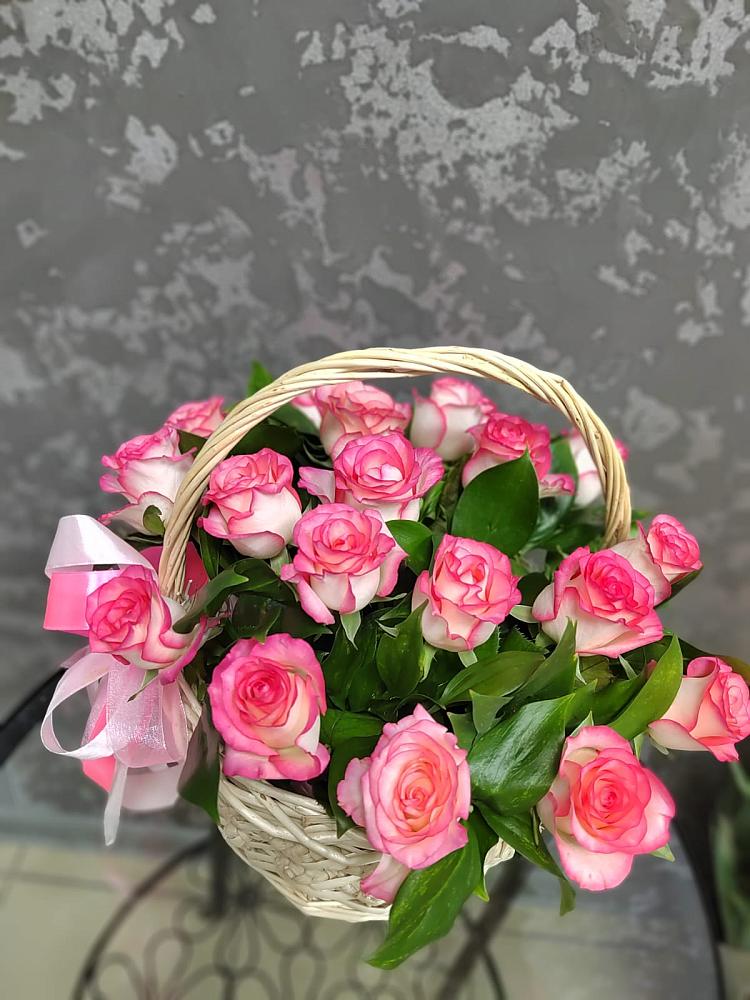 Цветочная композиция из Розы в корзине в Шерегеше