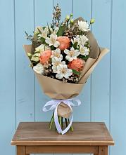 Букет цветов из:  Альстромерии, Лизиантусы, Розы и Хризантемы в Шерегеше