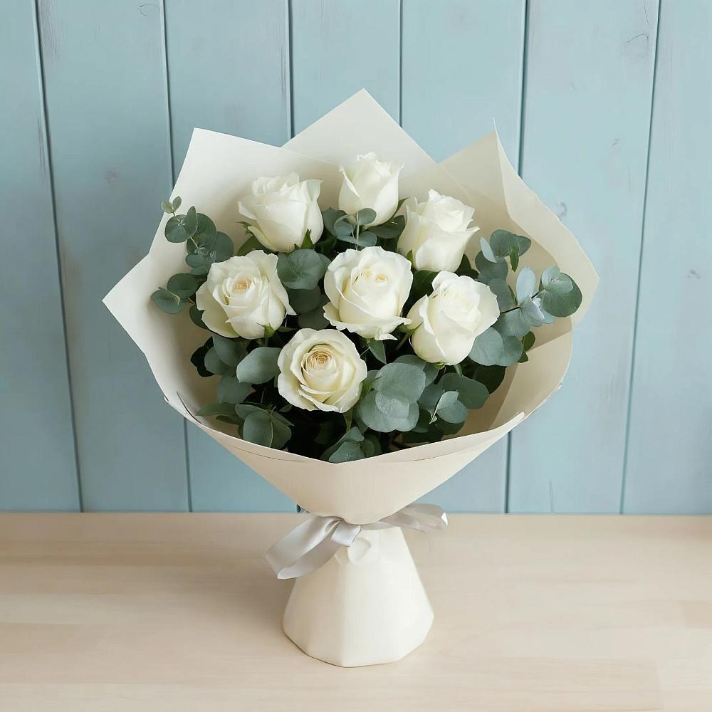 Букет Белые розы в Эвкалипте в Шерегеше