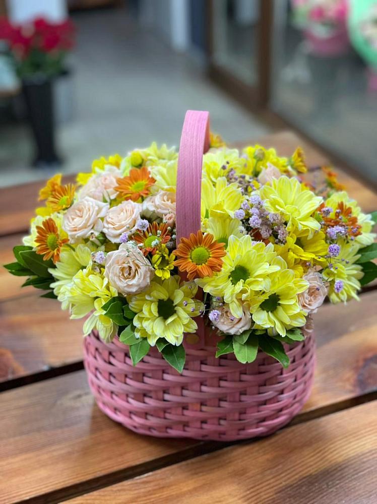 Цветочная композиция из Хризантемы и Розы в корзине в Шерегеше