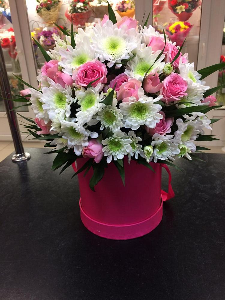 Цветочная композиция из Розы и Хризантемы в шляпной коробке в Шерегеше