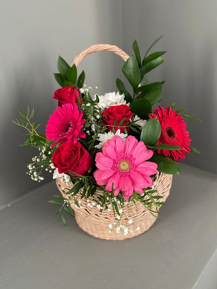 Цветочная композиция из Розы, Хризантемы и Герберы в корзине в Шерегеше