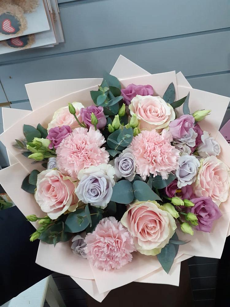 Букет цветов из: Розы, Гвоздики и Лизиантусы в Шерегеше