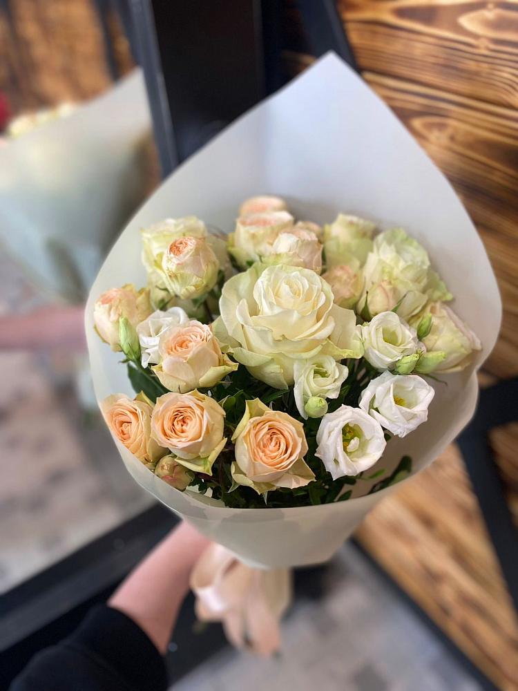 Букет цветов из: Розы и Лизиантусы в Шерегеше